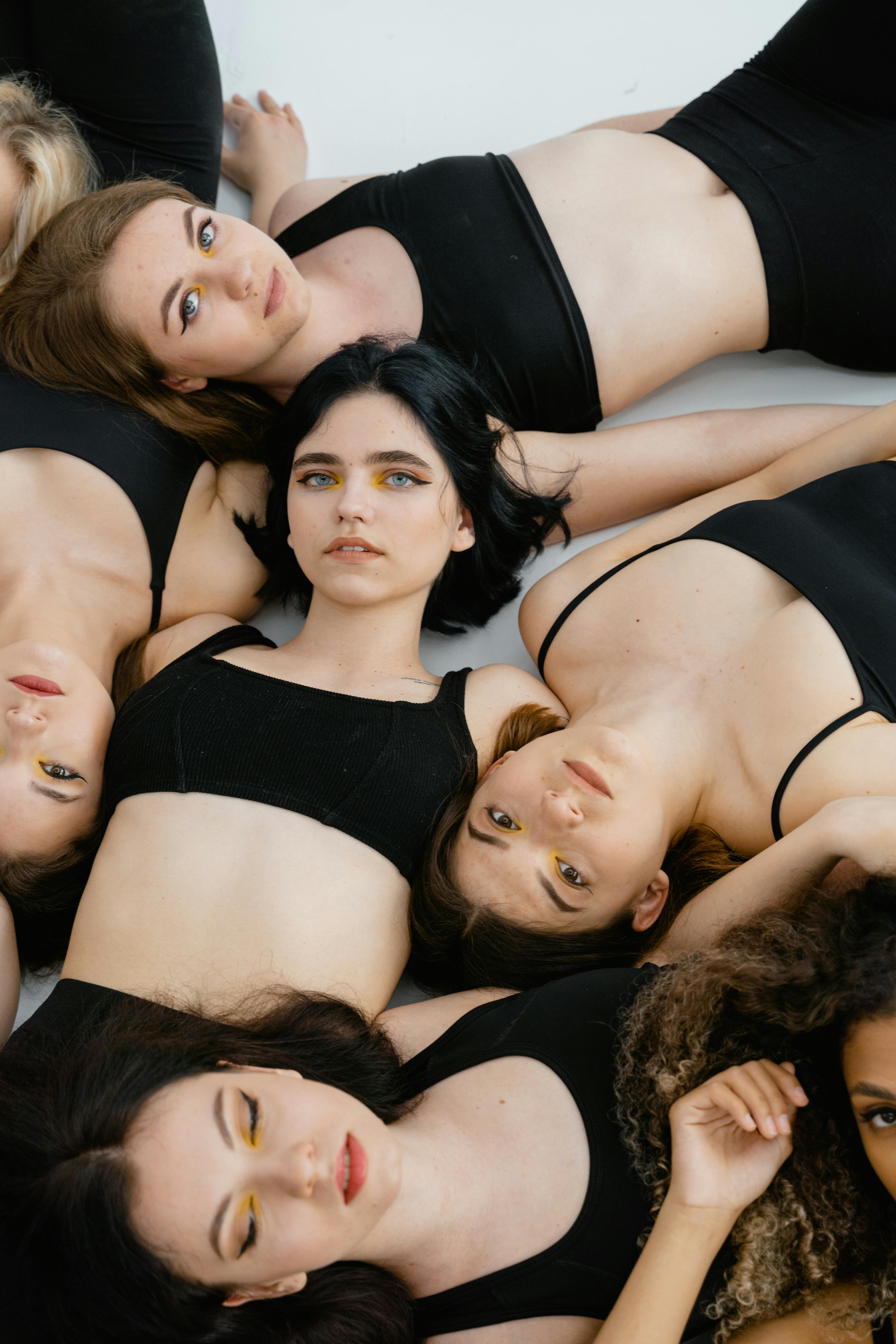 《浪潮之上》海报：海浪纹理与夕阳